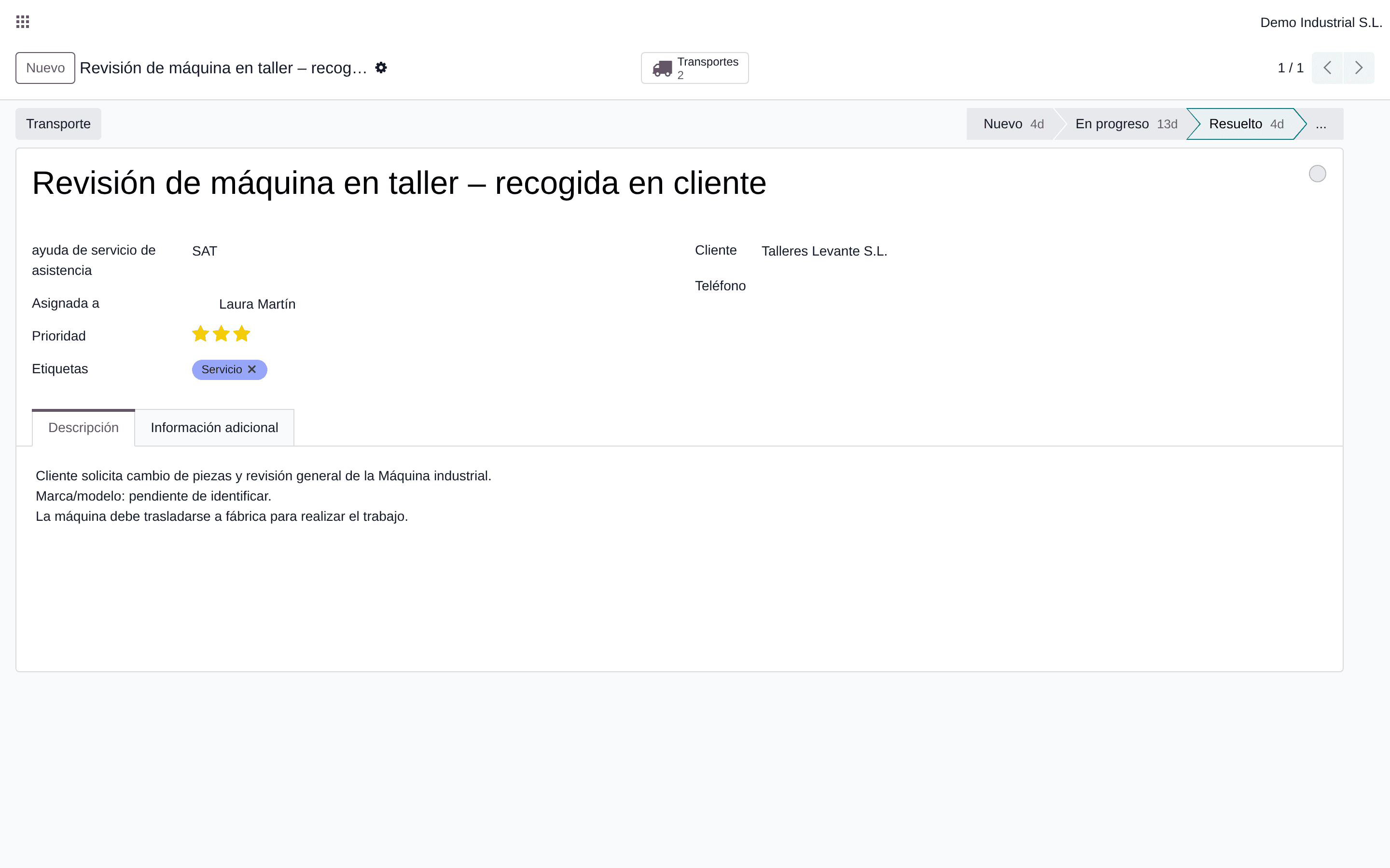 Ticket de Helpdesk en Odoo con el botón Transporte y el botón inteligente que enlaza a sus expedientes de transporte.